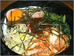 熱々を冷めないうちに。大人気石焼きビビンバ。