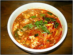 じっくり煮込んだカルビ肉。旨味たっぷりカルビスープ